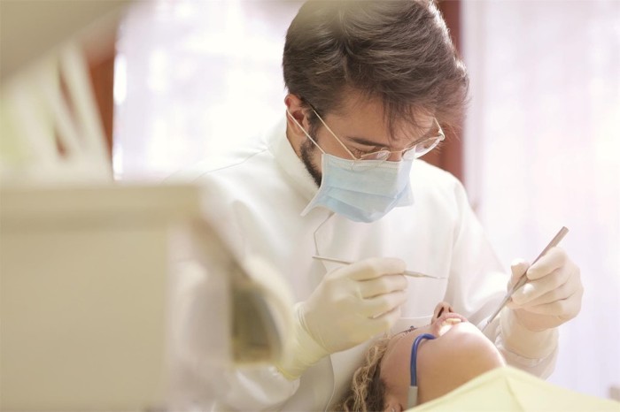 Diferencias entre implantes dentales fijos y soluciones removibles